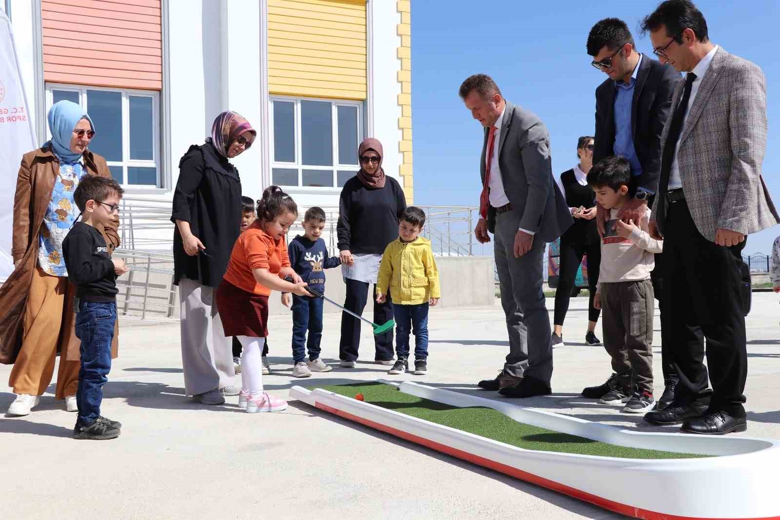 Karaman’da özel öğrencilere spor malzemesi dağıtıldı
