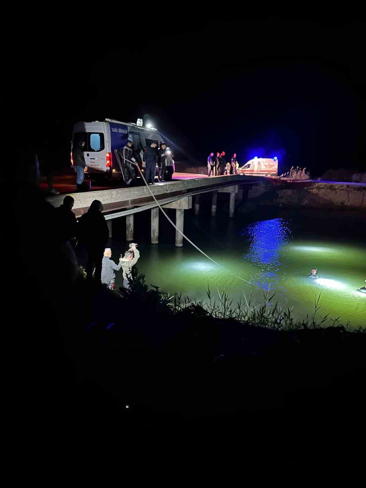 Otomobil köprüden suya uçtu: 2 ölü
