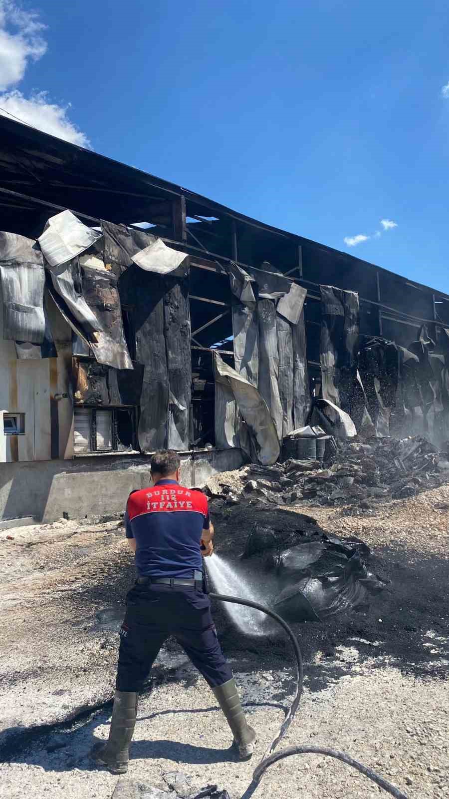 Burdur&rsquo;da &ccedil;ocuk parkı malzemeleri fabrikasında yangın &ccedil;ıktı
