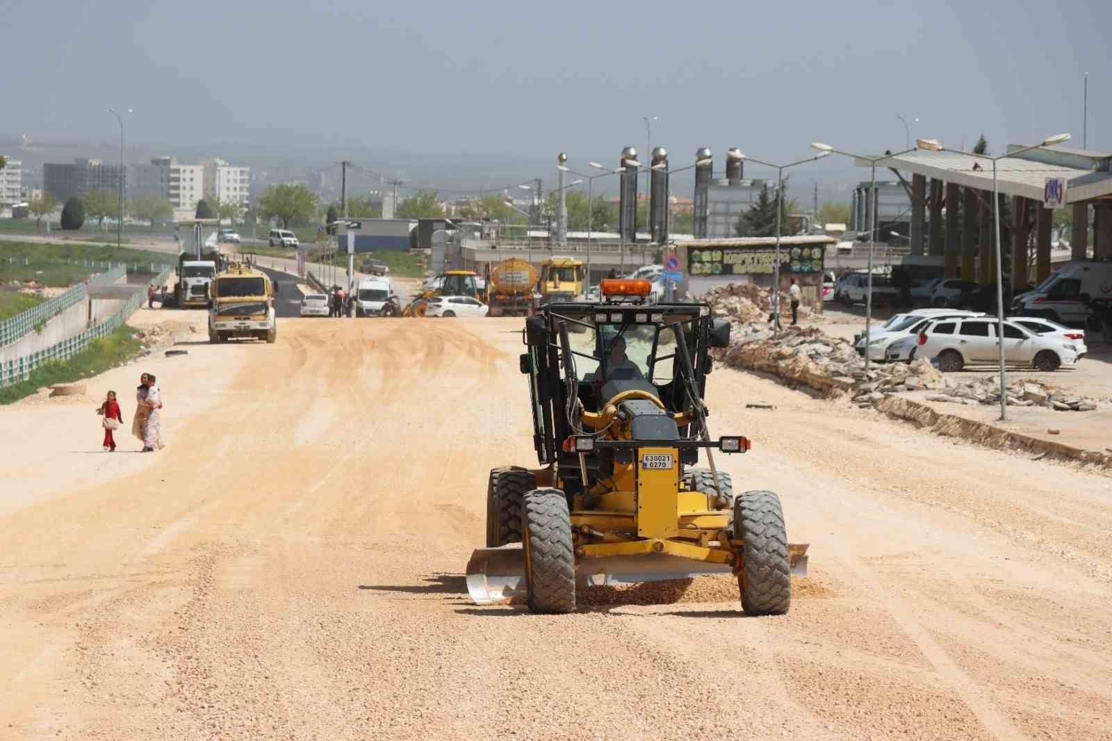 Akçakale yolunda asfalt çalışması