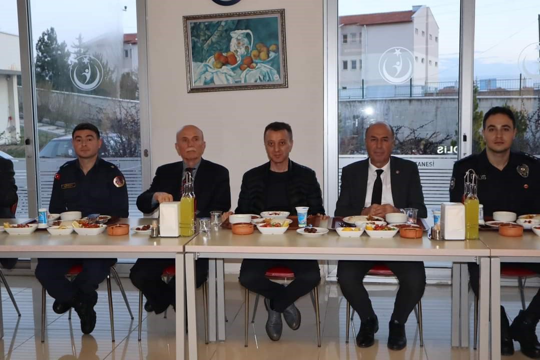 Sağlık çalışanları protokol ile iftar yemeğinde buluştu