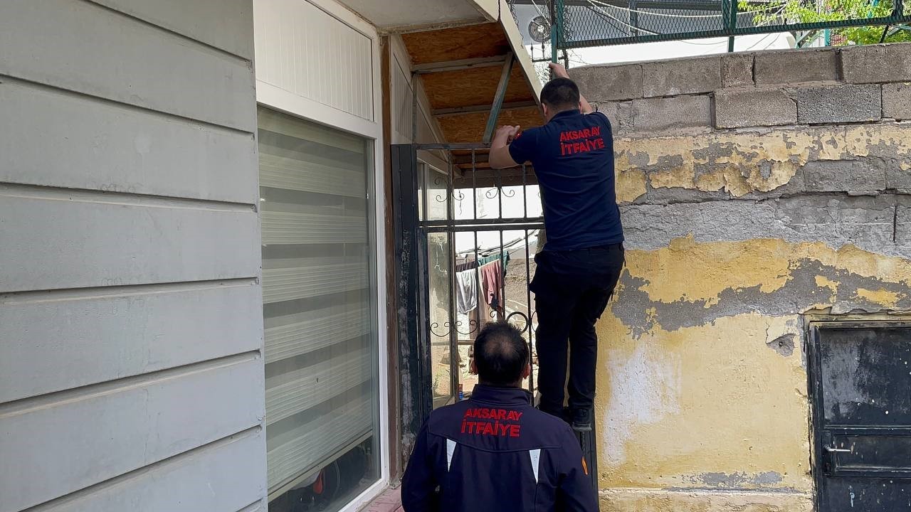 Evde uyuyakalan kadın t&uuml;m ekipleri seferber etti
