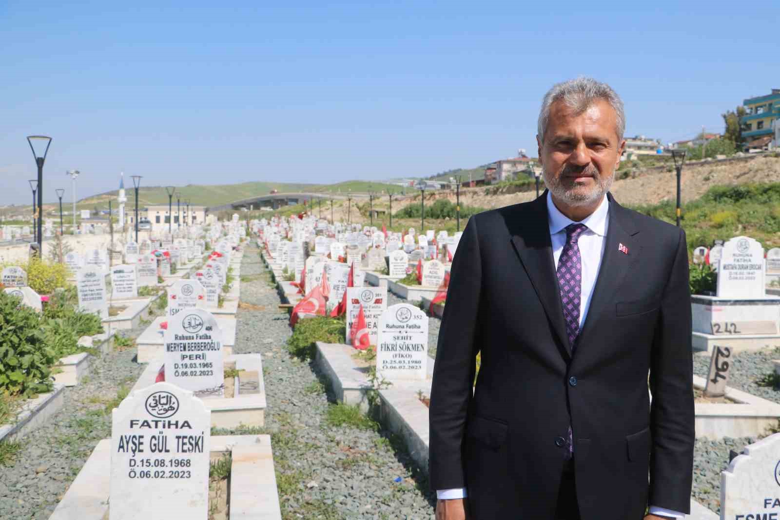 Hatay Büyükşehir Belediye Başkanı Öntürk’den ilk ziyaret deprem şehitliğine