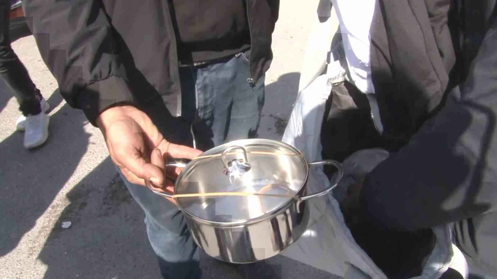 Bakırk&ouml;y&rsquo;deki sosyete pazarını birbirine katan ş&uuml;phelilerin &ccedil;antasından tencere ve kıyafet &ccedil;ıktı
