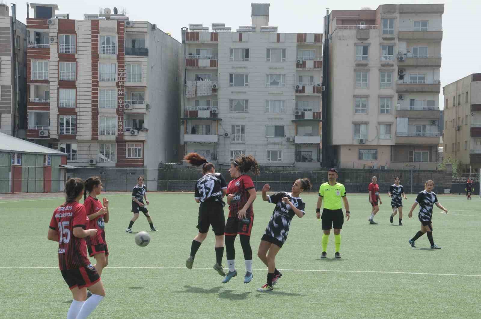 Cizre kadın futbol takımı, Bitlis’i 3-2 yendi