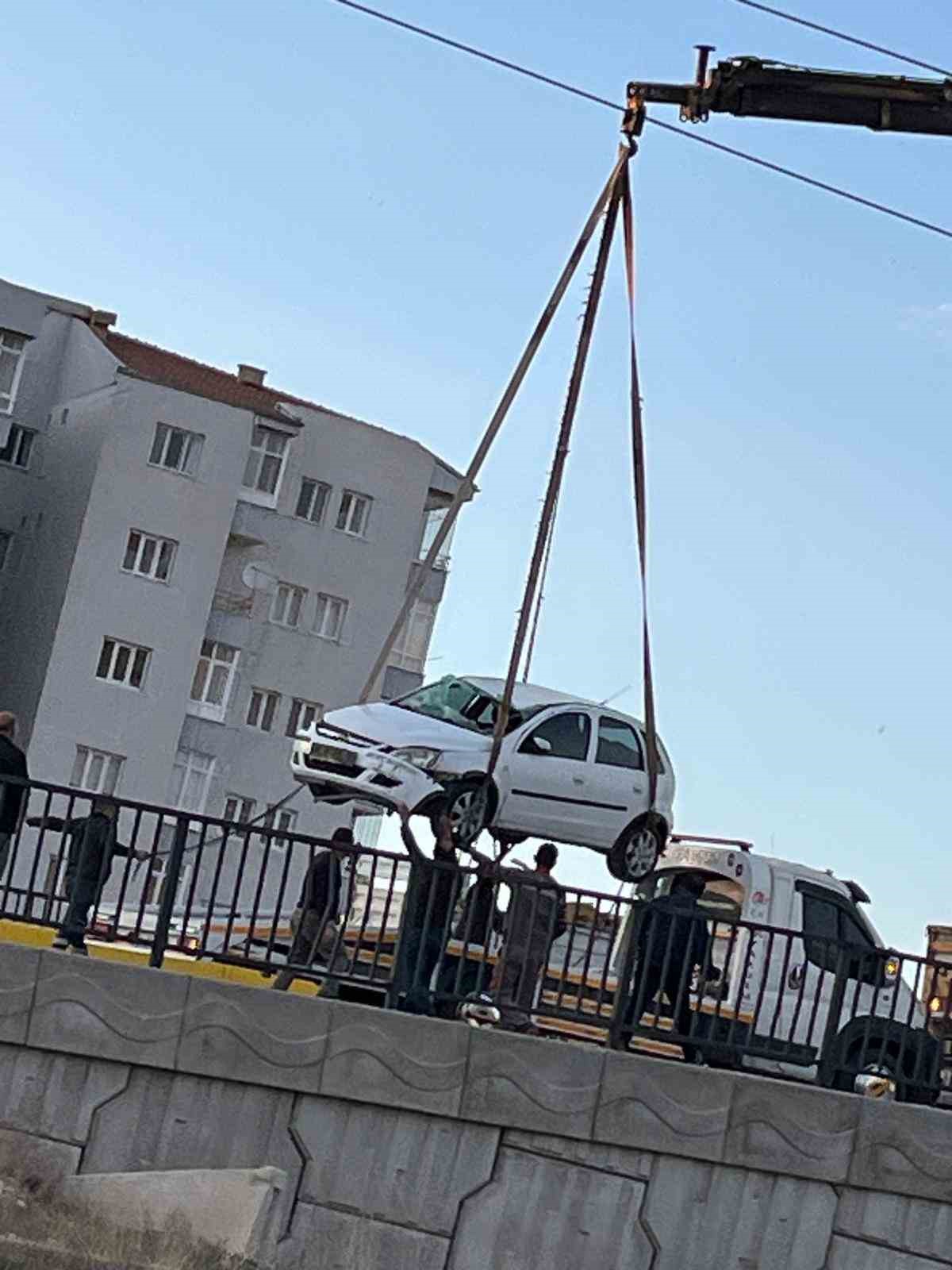 Kontrolden çıkan otomobil üst geçitten düştü: 1 yaralı