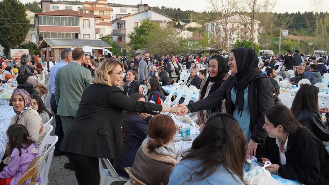 Altınova’da 4 bin kişilik iftar sofrası kuruldu