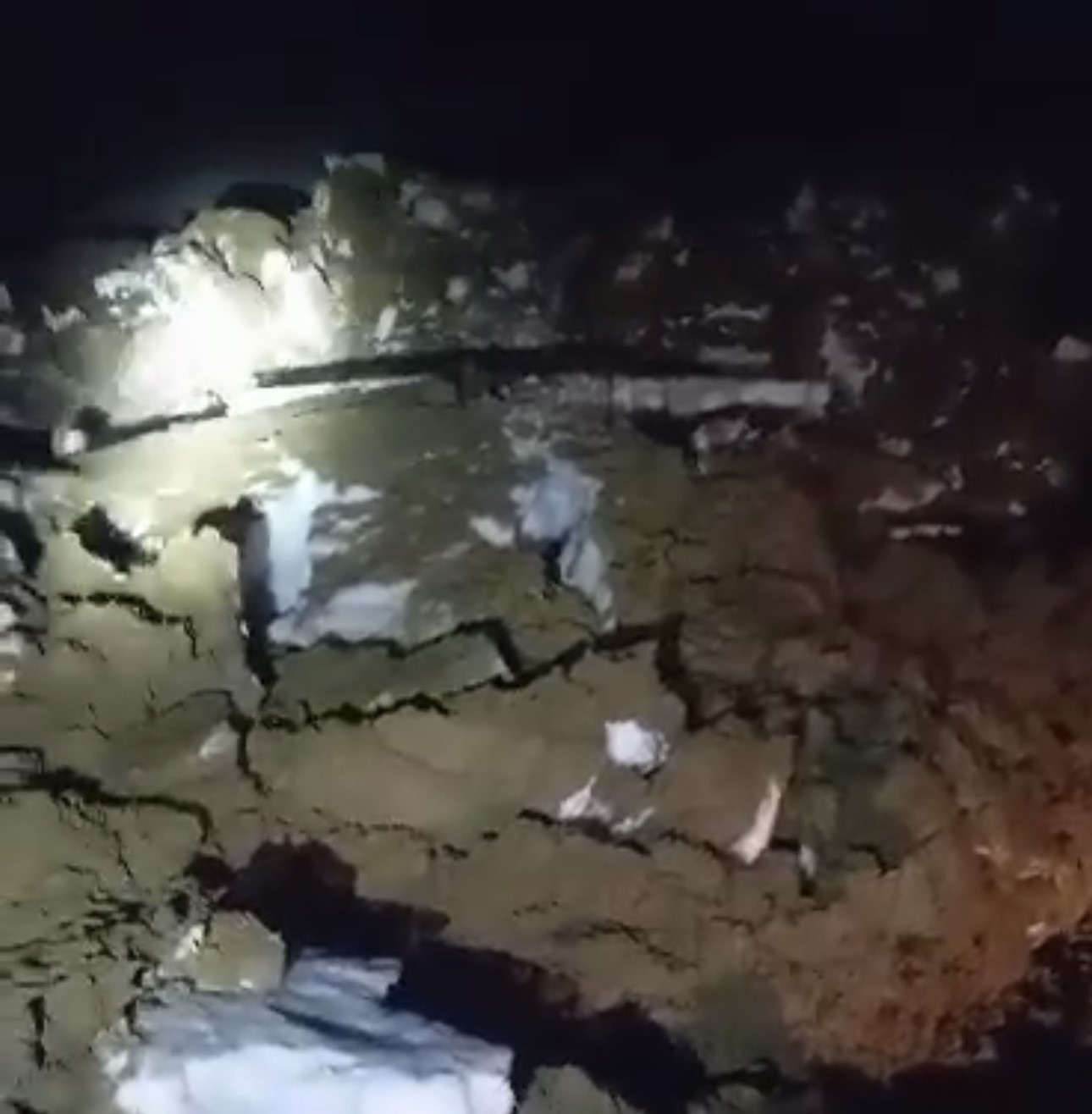 Y&uuml;ksekova&rsquo;da heyelan: K&ouml;y&uuml;n şehirle bağlantısı kesildi
