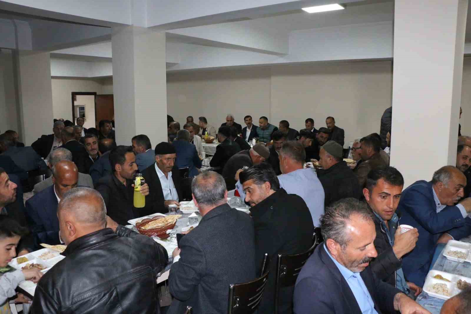 Kaymakam &Ouml;z&ccedil;elik, il genel meclis &uuml;yeleri ve muhtarlarla iftar yaptı
