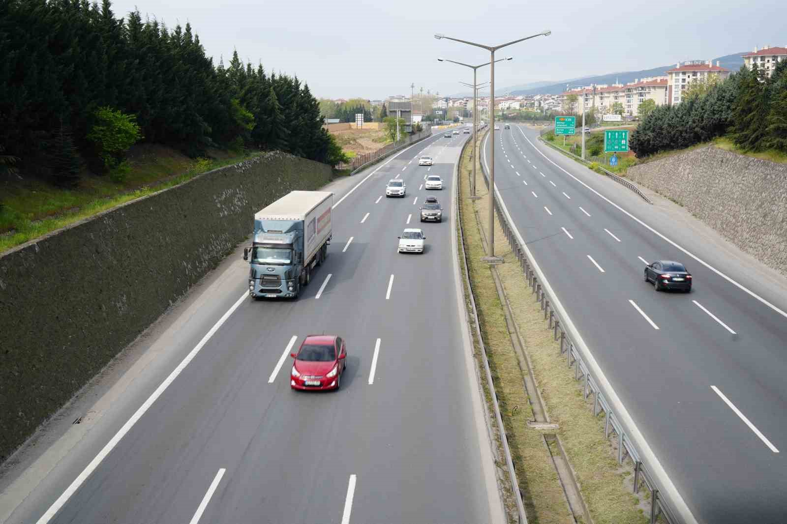 TEM’de trafik bayram tatilinin 2’nci gününde akıcı seyrediyor
