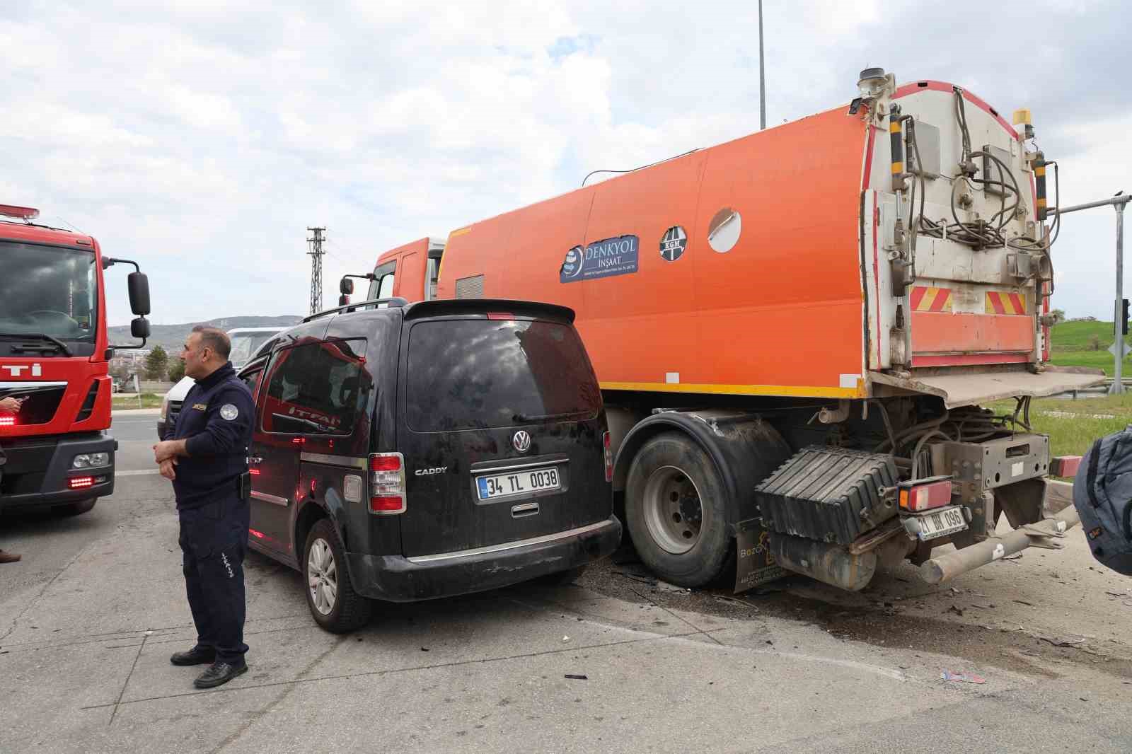 Elazığ’da hafif ticari araç, temizlik kamyonuna çarptı: 5 yaralı