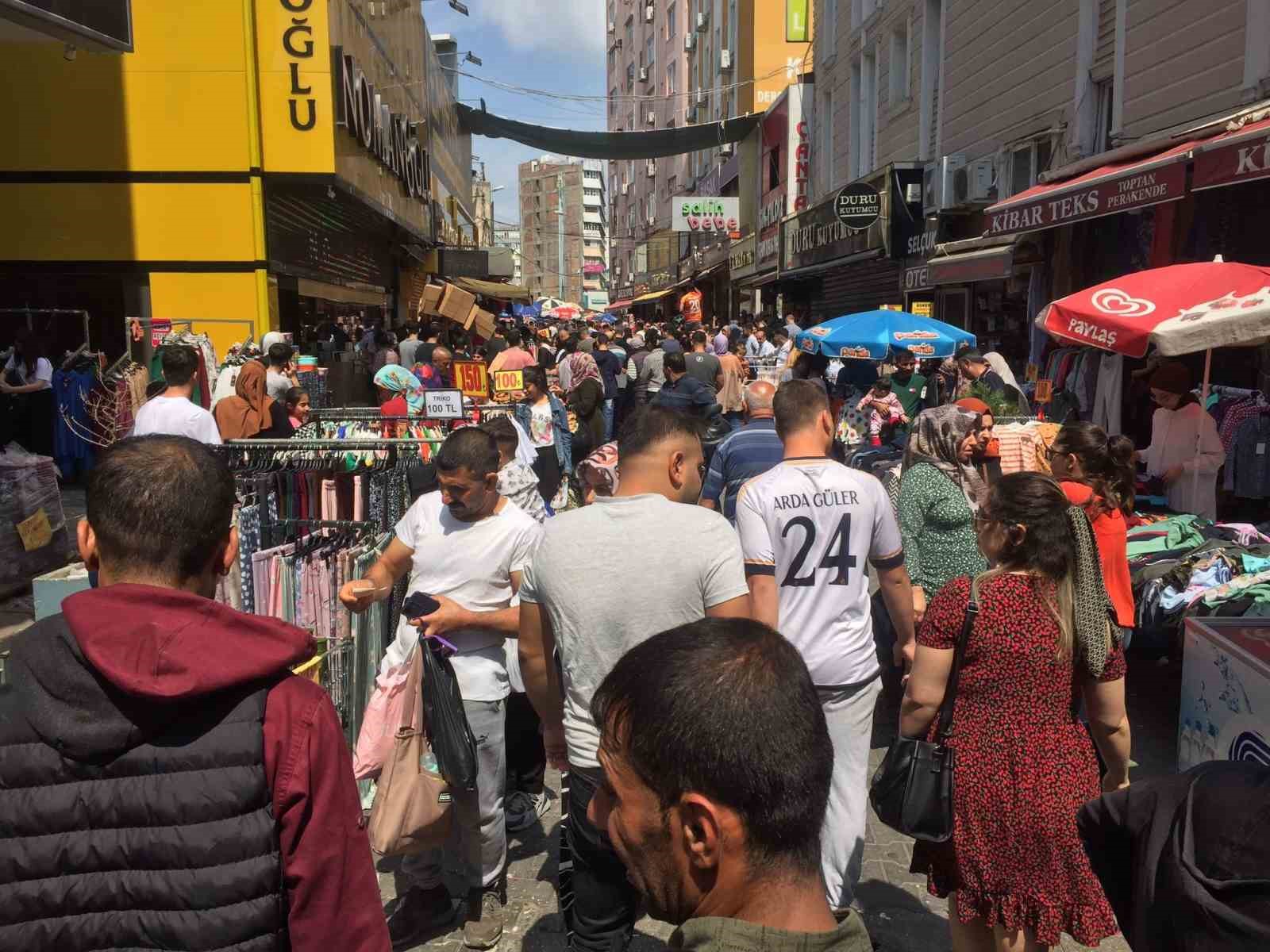 Adana’da vatandaşlar bayram öncesi alışverişe akın etti