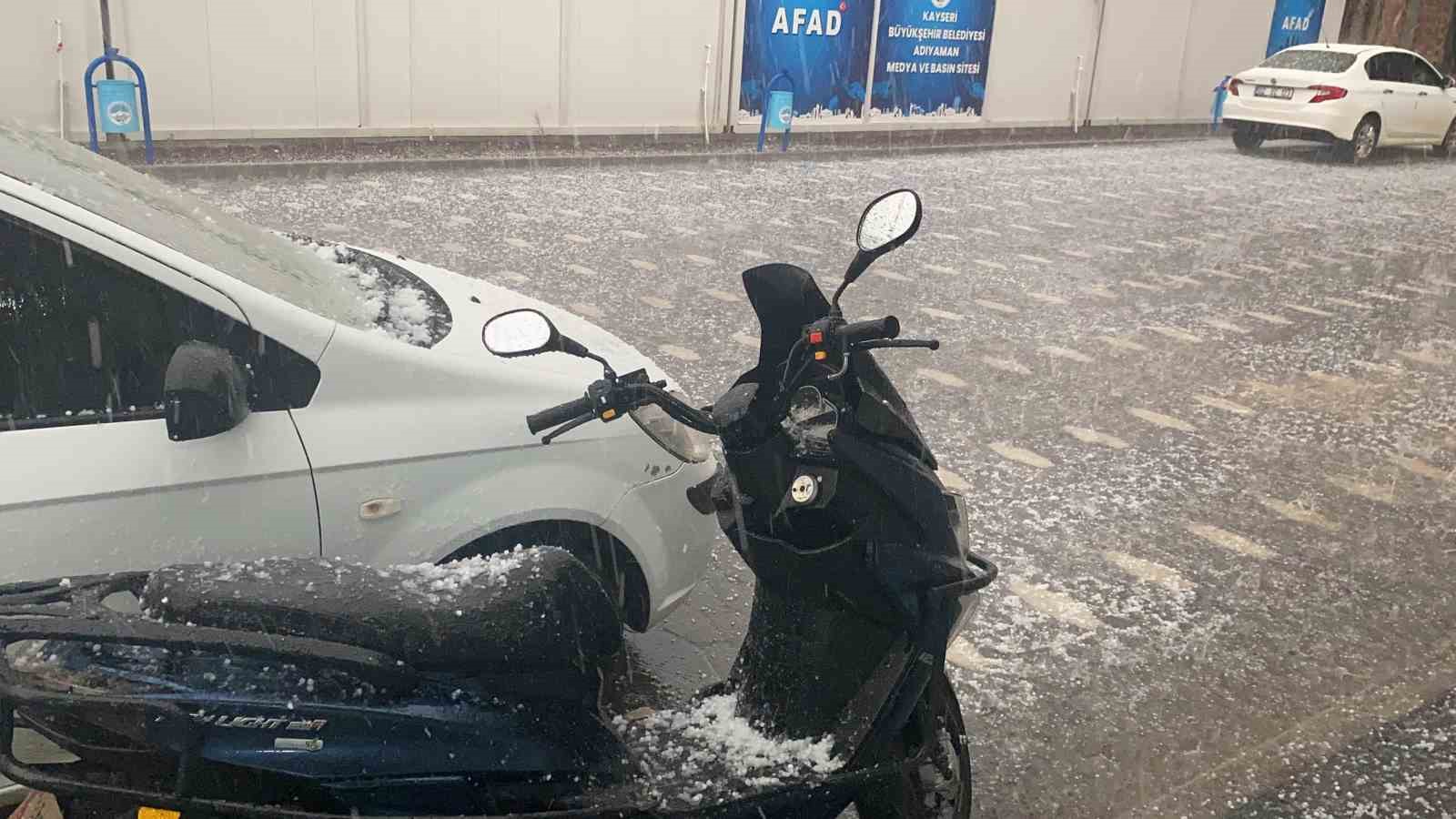 Dolu yağışı Adıyaman&rsquo;ı beyaza b&uuml;r&uuml;d&uuml;
