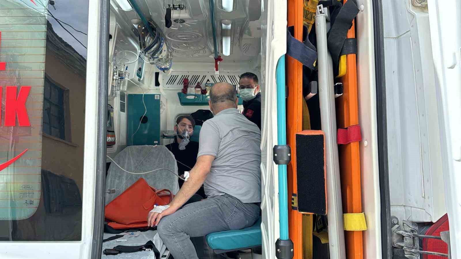 Şizofreni hastası adam evde ne varsa sokağa atıp, havalı tabancayla ateş a&ccedil;tı
