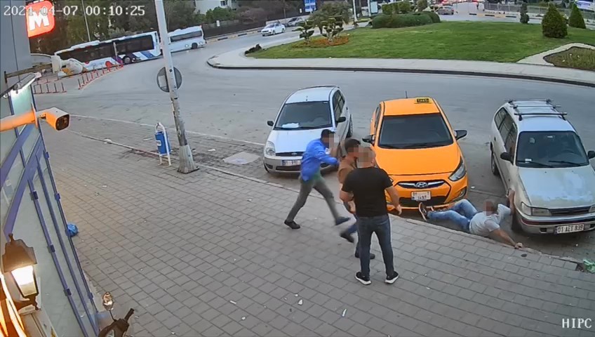 "Yan baktı" diye  darp edip kaçtılar