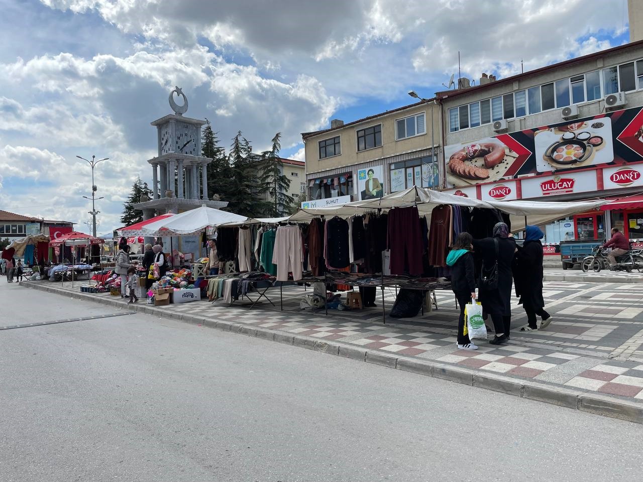 Bayrama sayılı günler kala semt pazarlarında alışveriş heyecanı arttı