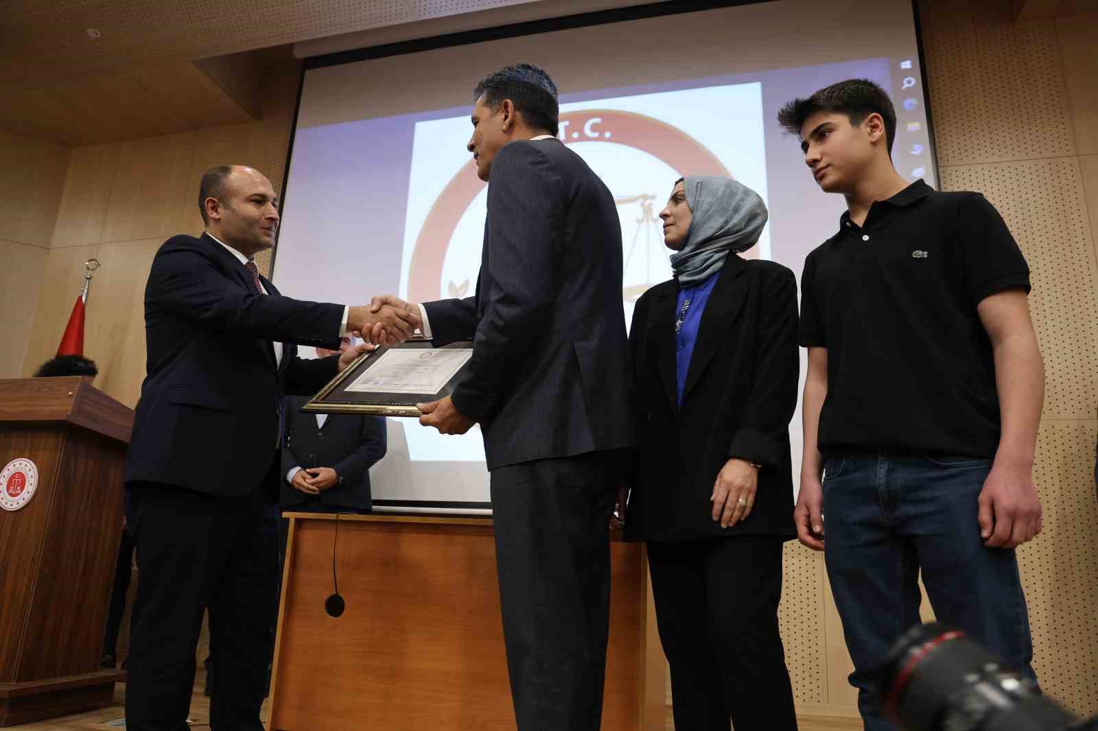 Kozan Belediye Başkanı mazbatasını alıp, mezarlıkta g&ouml;zyaşlarına boğuldu
