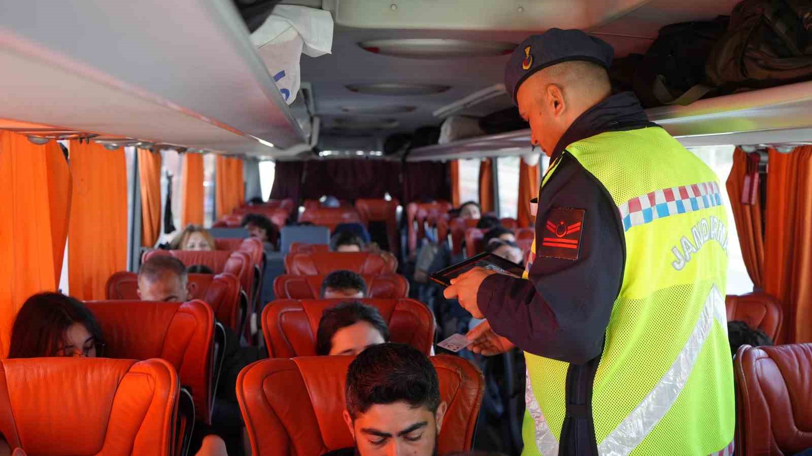 43 ilin ge&ccedil;iş g&uuml;zergahında trafik yoğunluğu: Tatilciler yollara akın etti
