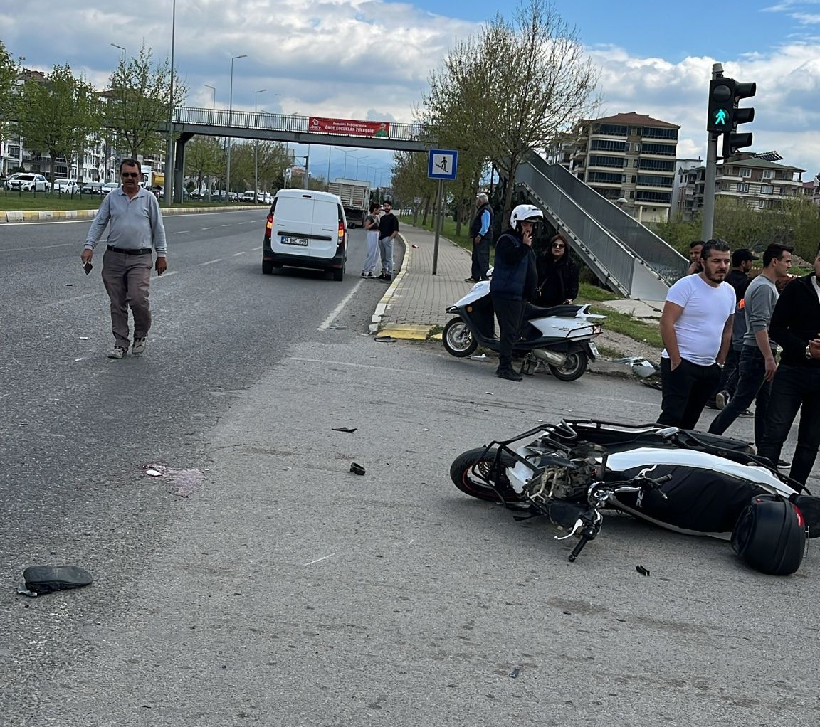 Kamyon ile motrsiklet çarpıştı, kazada bir kişi ağır yaralandı