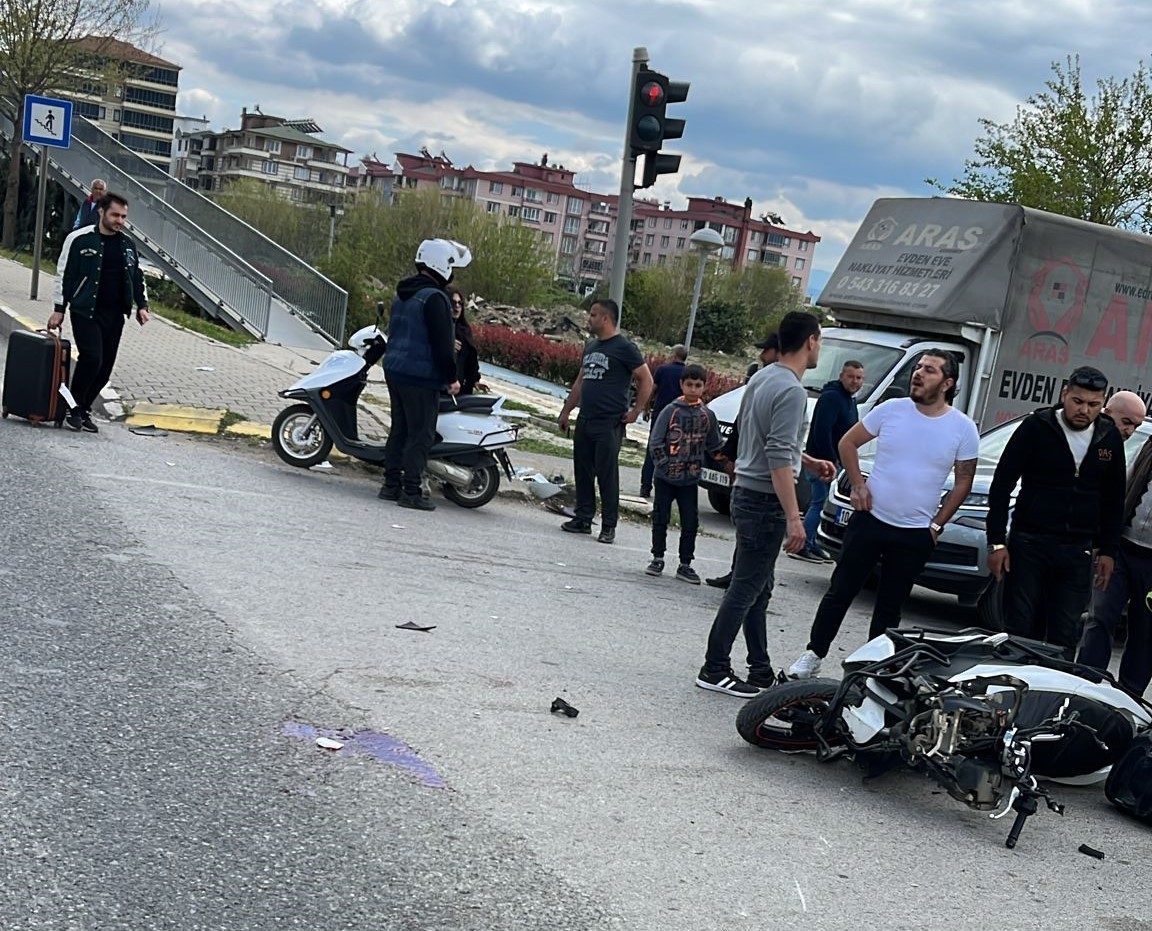 Kamyon ile motrsiklet &ccedil;arpıştı, kazada bir kişi ağır yaralandı
