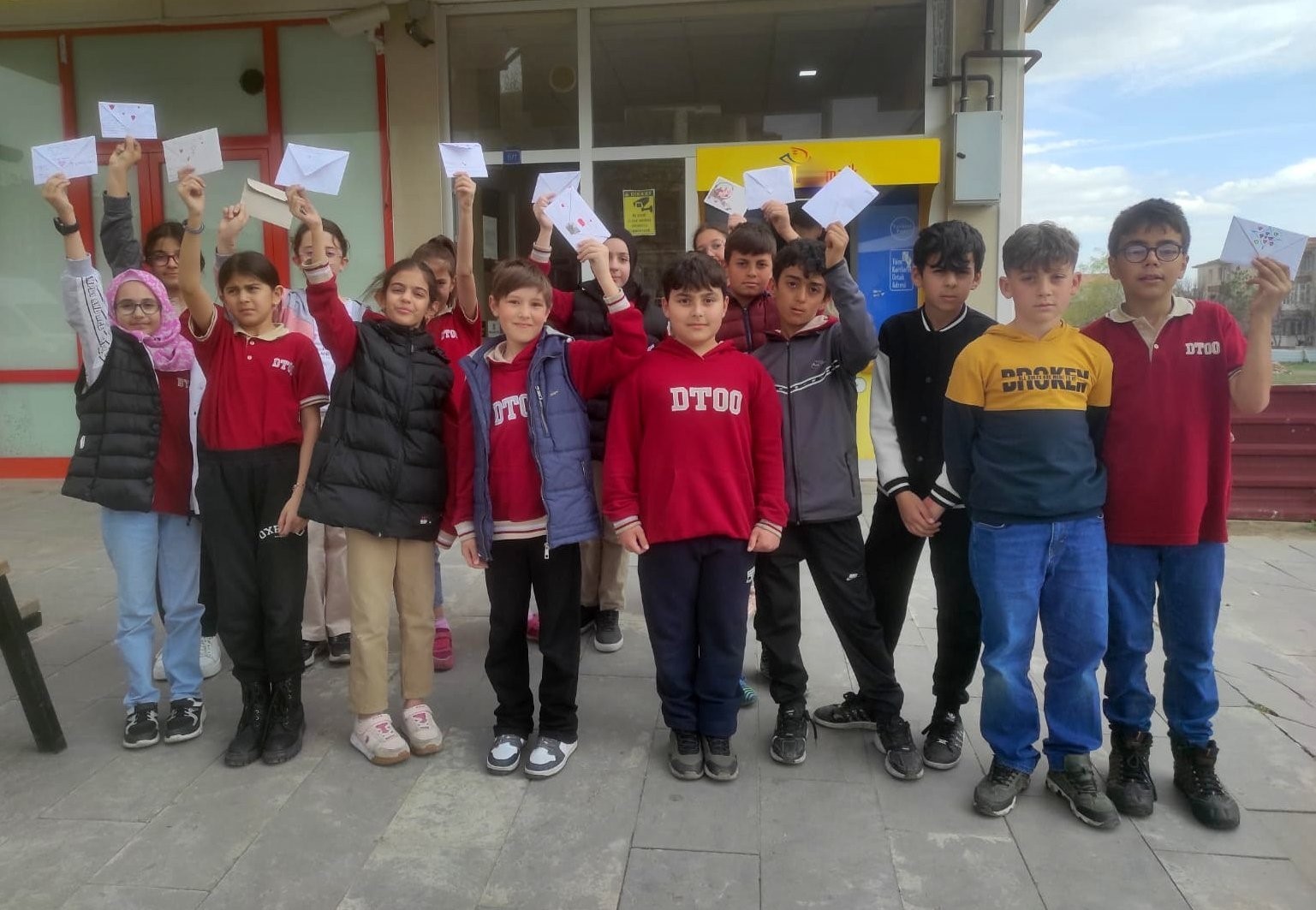 Unutulan tebrik kartları öğrencilerle hayat buluyor
