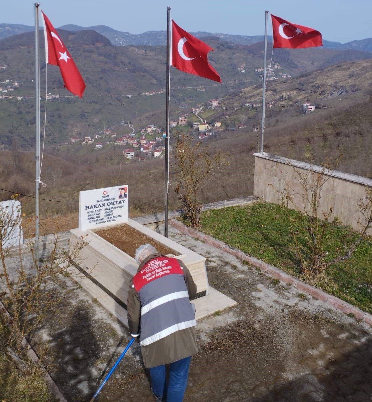 Ordu&rsquo;da şehitlik ve mezarlıklarda bayram temizliği
