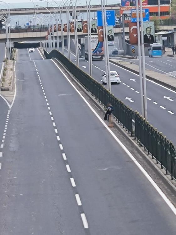 Diyarbakır&rsquo;da Ninova Park AVM &ouml;n&uuml;nde canını hi&ccedil;e sayan şahıs yolun ortasına tuvaletini yaptı
