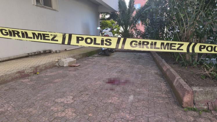 5. kattaki evinin camlarını silerken d&uuml;şen kadın yaşamını yitirdi
