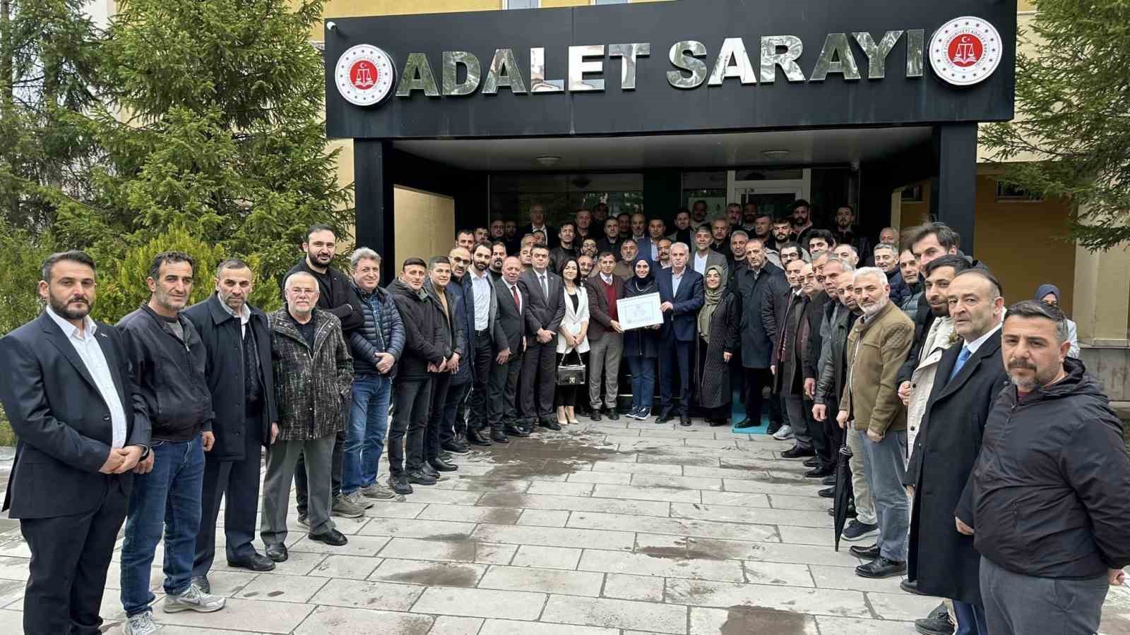 Bayburt Belediye Başkanı Memiş mazbatasını aldı
