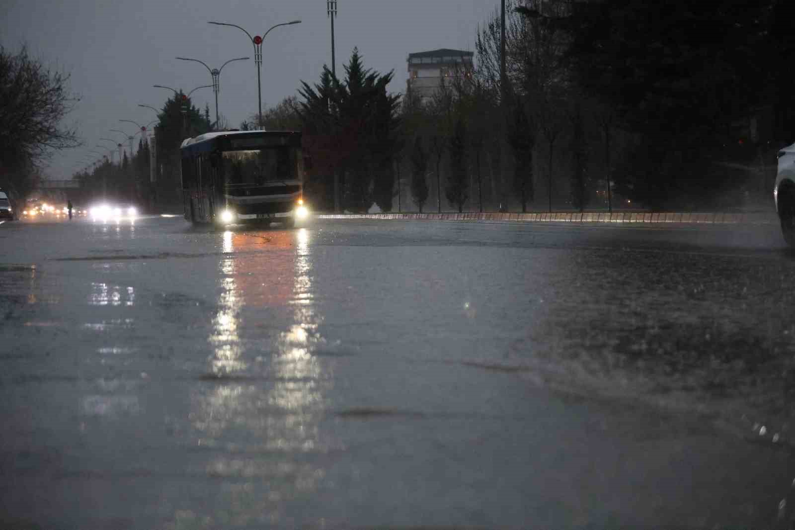 Elazığ’da sağanak yağış etkili oldu