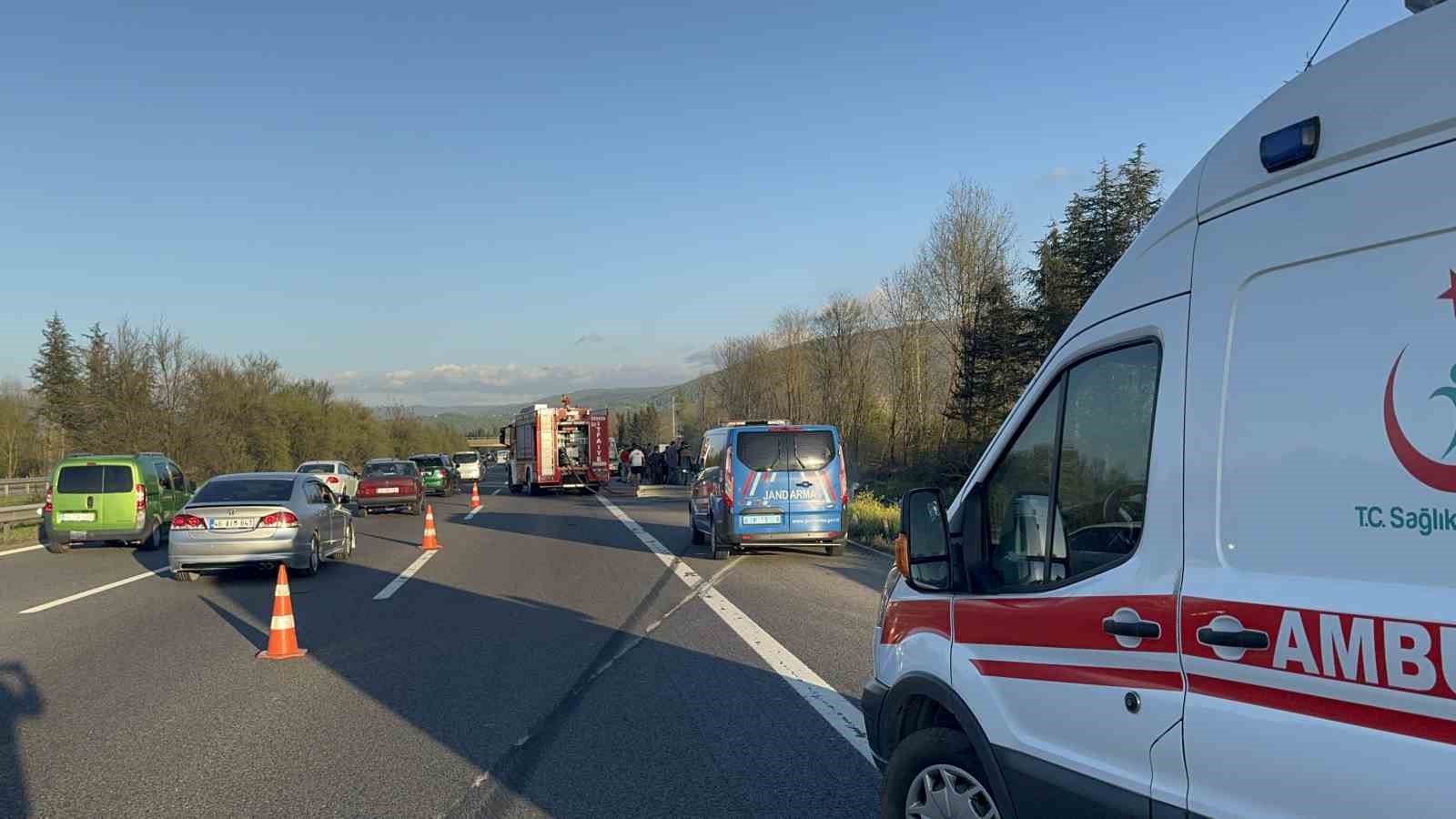 Kanala u&ccedil;an minib&uuml;s alev alev yandı: 2 yaralı 