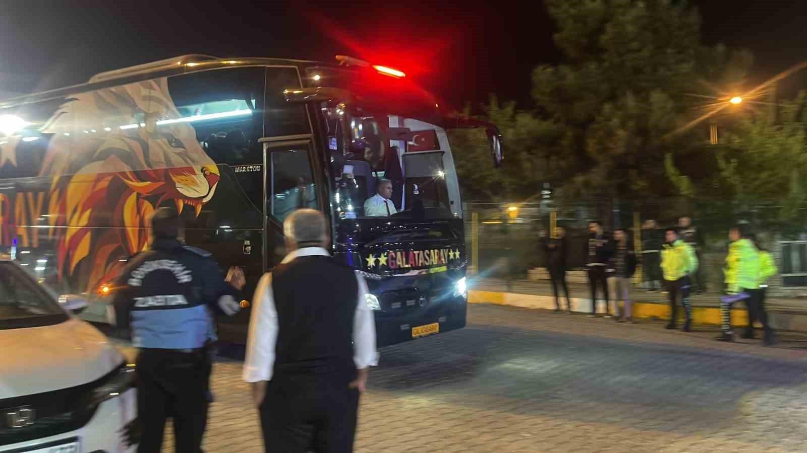 Galatasaray kafilesi stada geldi