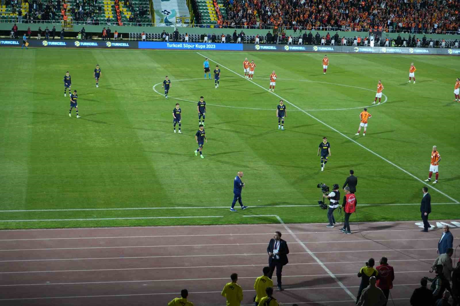 Fenerbahçe: "Dün olduğu gibi bugün ve yarınlarda da dik durmaya devam edeceğiz" 