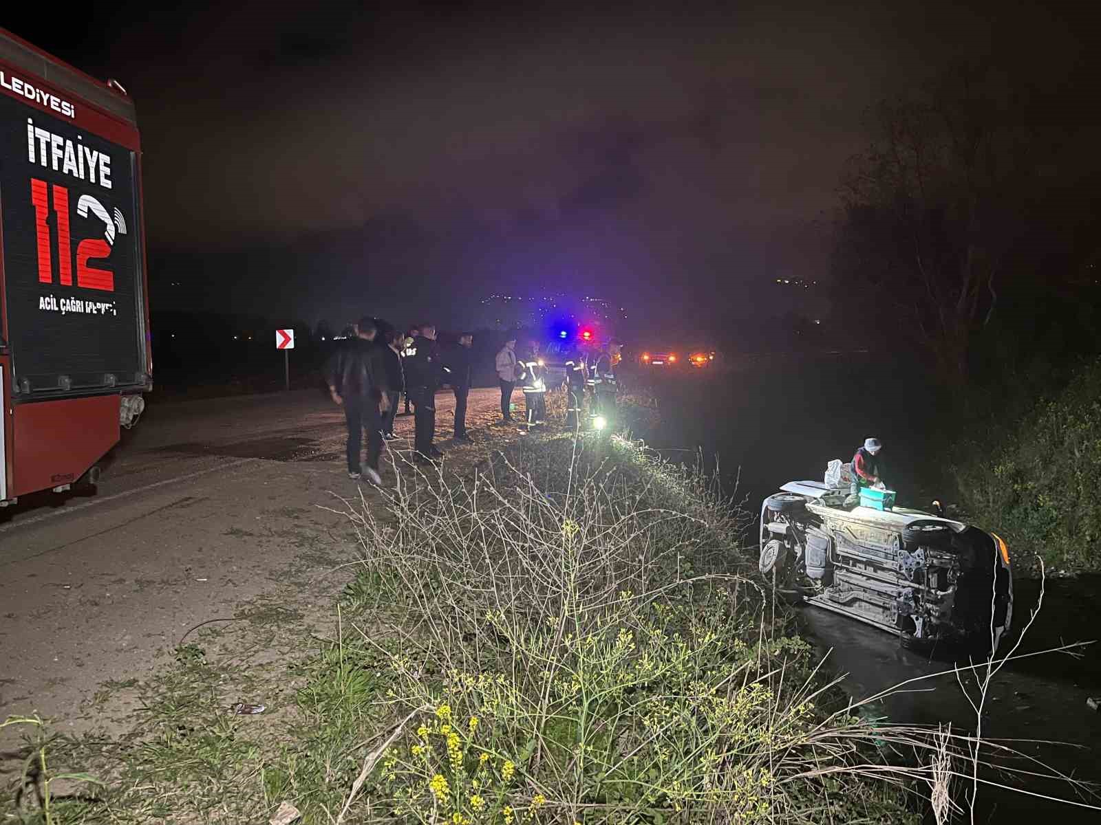 Kocaeli’de hafif ticari araç su kanalına uçtu: 1 yaralı
