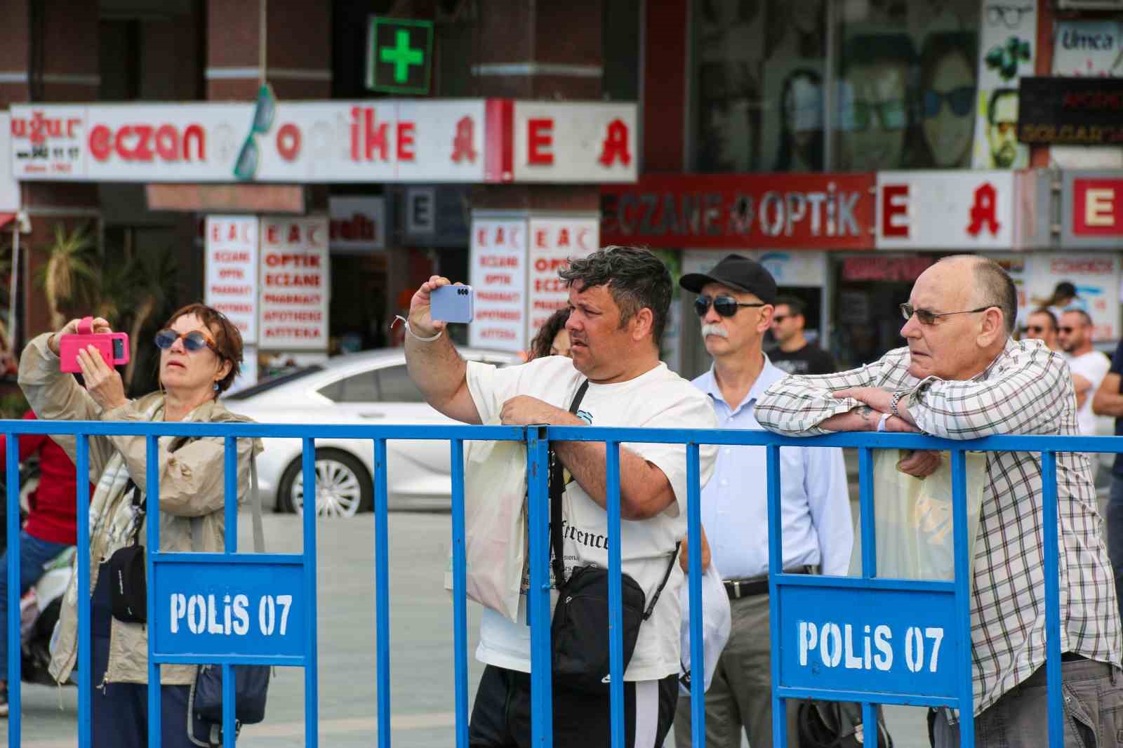 &Ccedil;evik: &ldquo;T&uuml;rk Polis Teşkilatımız milletimizin g&ouml;nl&uuml;nde &ouml;zel bir yere sahip olmayı başardı&rdquo;
