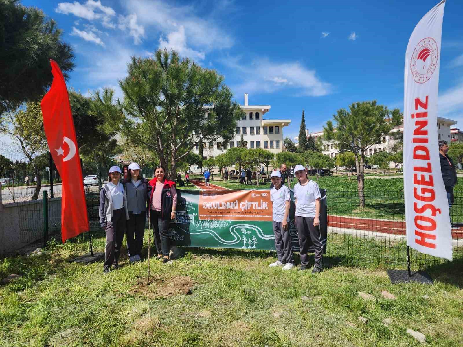 &Ccedil;anakkale&rsquo;de, &lsquo;Okuldaki &Ccedil;iftlik&rsquo; projesiyle meyve fidanları toprakla buluştu
