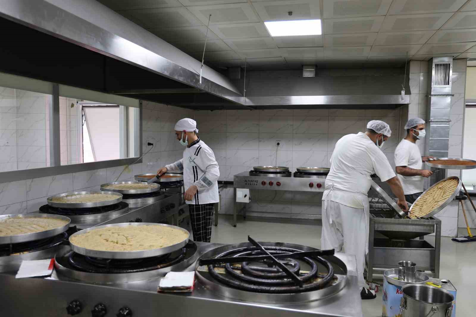 Diyarbakır&rsquo;da bayram i&ccedil;in tatlı telaş
