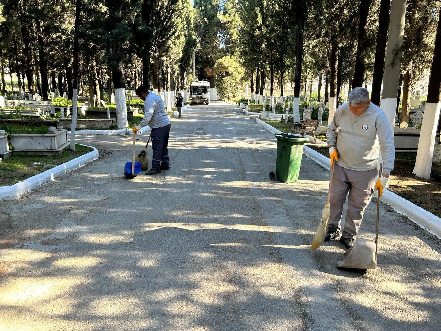 Edremit’te şehitlik ve mezarlıklara bayram bakımı
