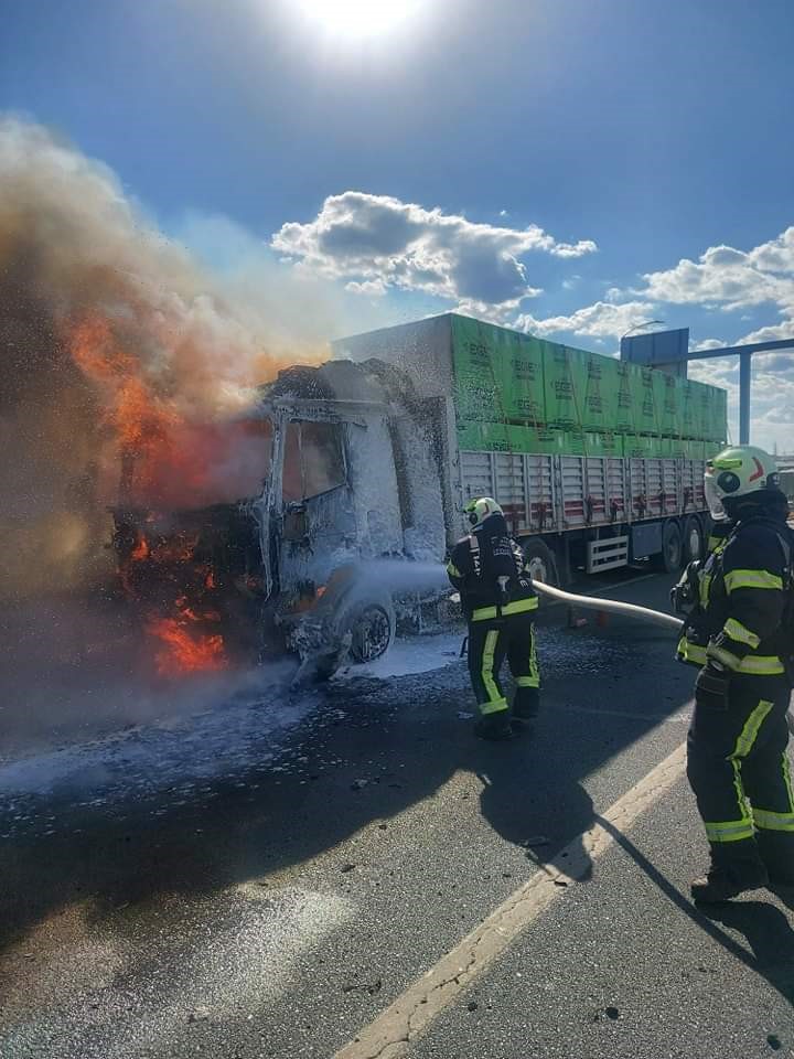 İnşaat malzemesi y&uuml;kl&uuml; tır alev topuna d&ouml;nd&uuml;
