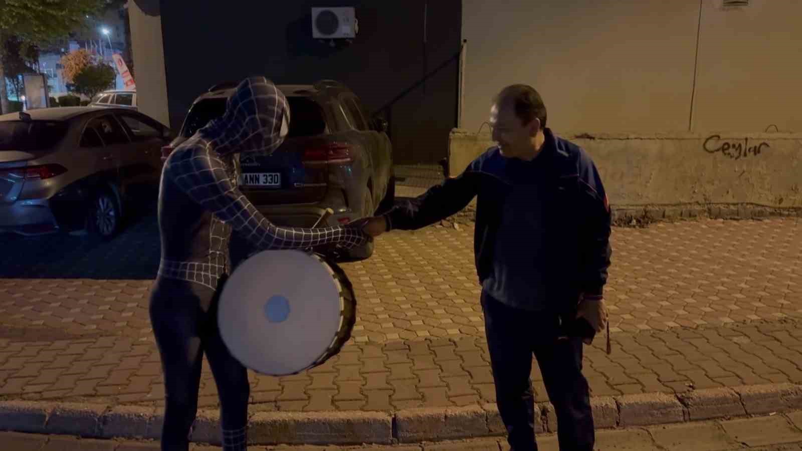 Adanalı &Ouml;r&uuml;mcek Adam davul &ccedil;alarak vatandaşları sahura kaldırdı
