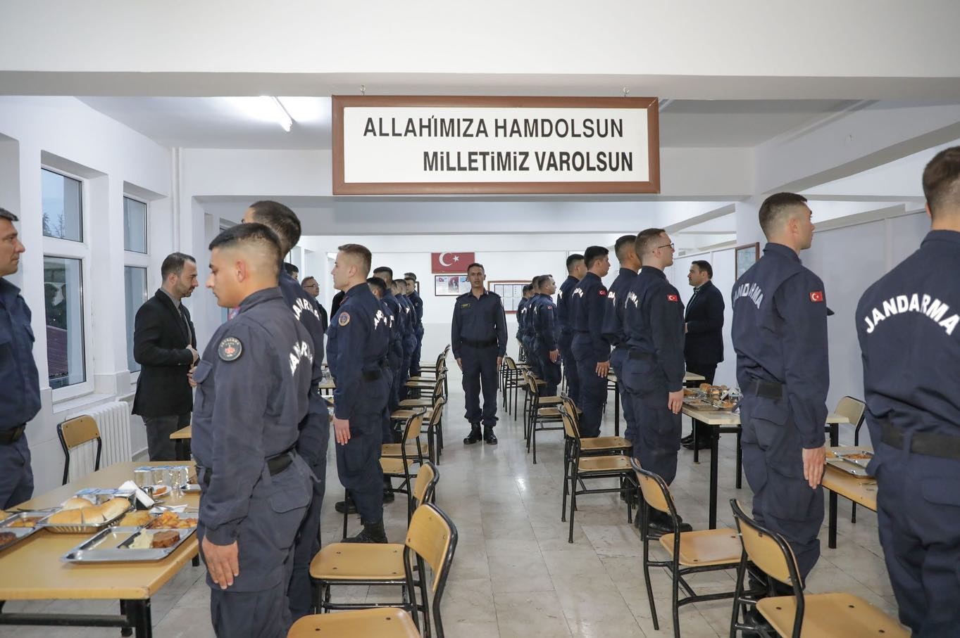 Vali Musa Işın, erbaş ve erlerle iftar yaptı
