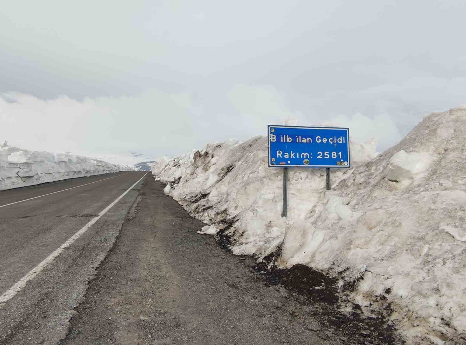 Ardahan’da kar, insan boyunu aştı
