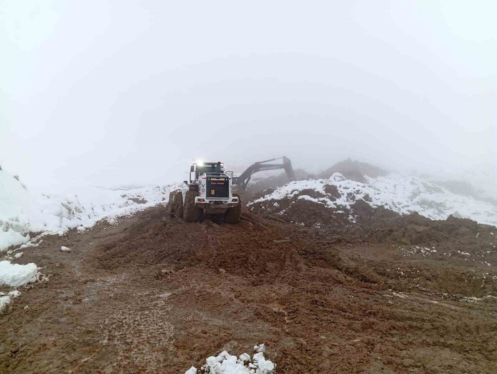 Y&uuml;ksekova&rsquo;da heyelan sonucu kapan k&ouml;y yolu kontroll&uuml; olarak a&ccedil;ıldı
