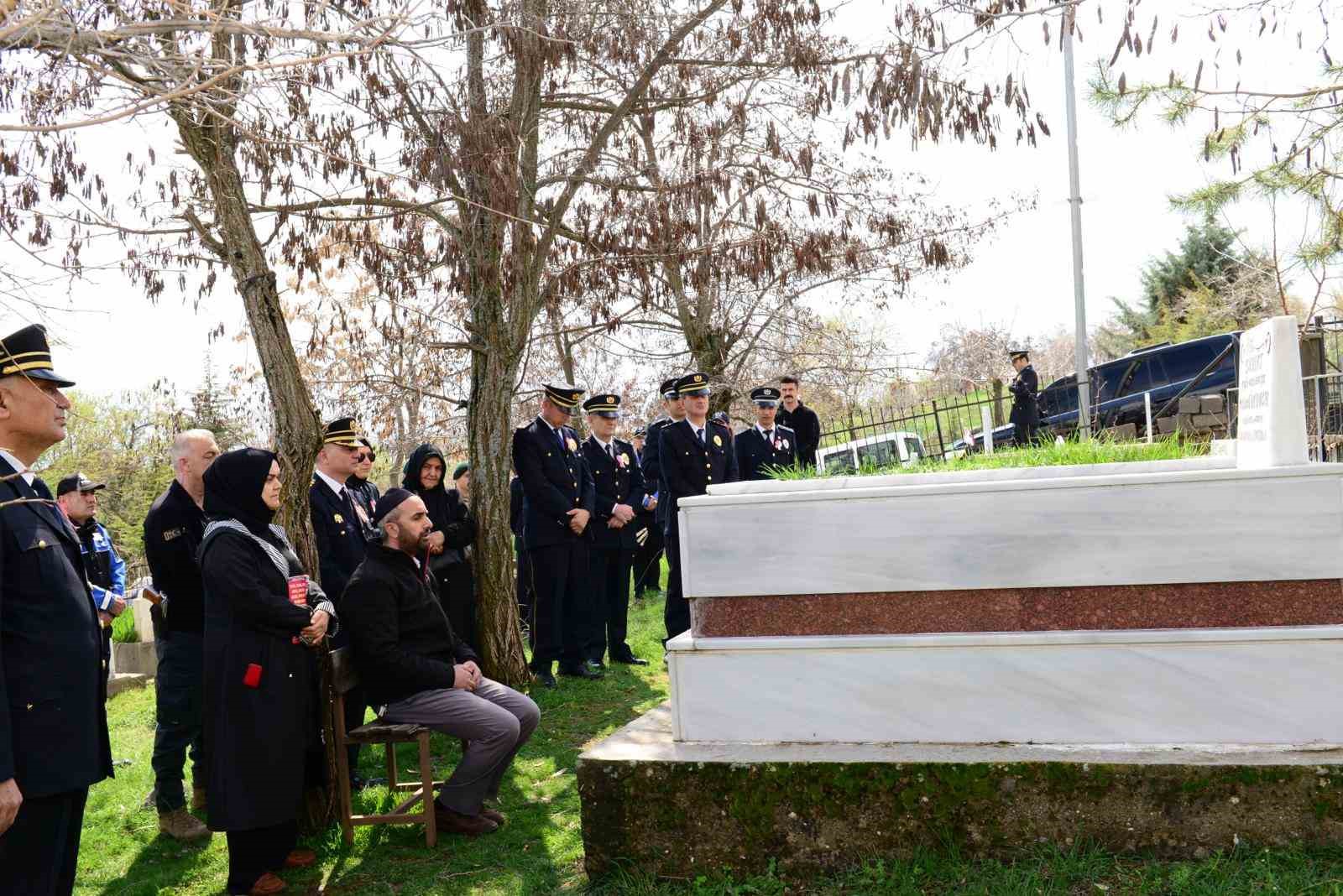 Bingöl’de emniyet mensupları, şehit kabirlerine karanfil bıraktı
