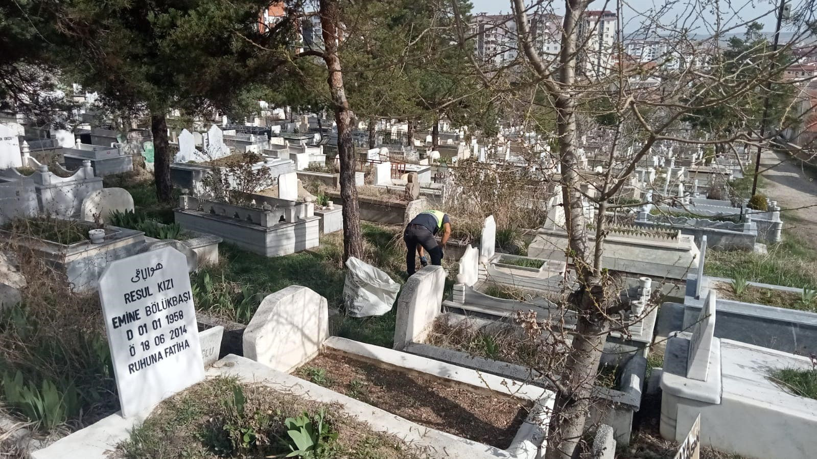 Sorgun Belediyesi mezarlıkta bayram temizliği yaptı
