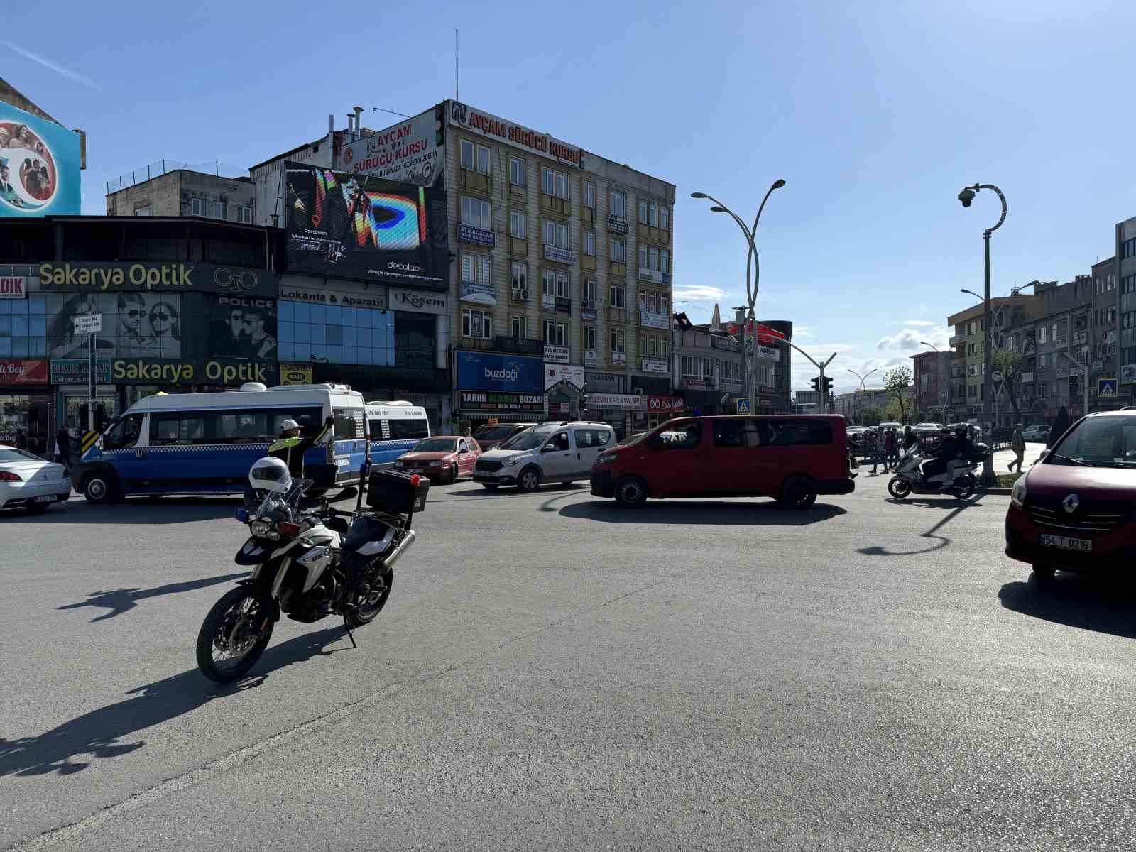 Şehrin merkezinde bayram yoğunluğu: Trafik fel&ccedil; oldu

