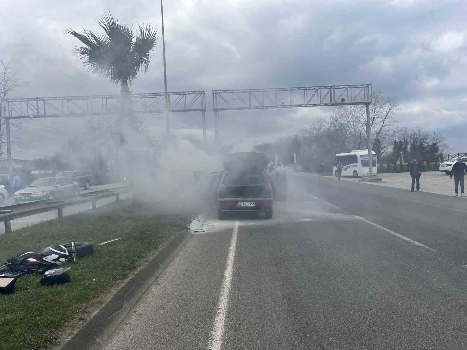 Ordu’da seyir halindeki otomobil alev aldı