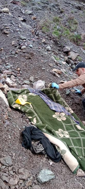 Pancar toplarken kayalıklardan d&uuml;şen yaşlı adam hayatını kaybetti
