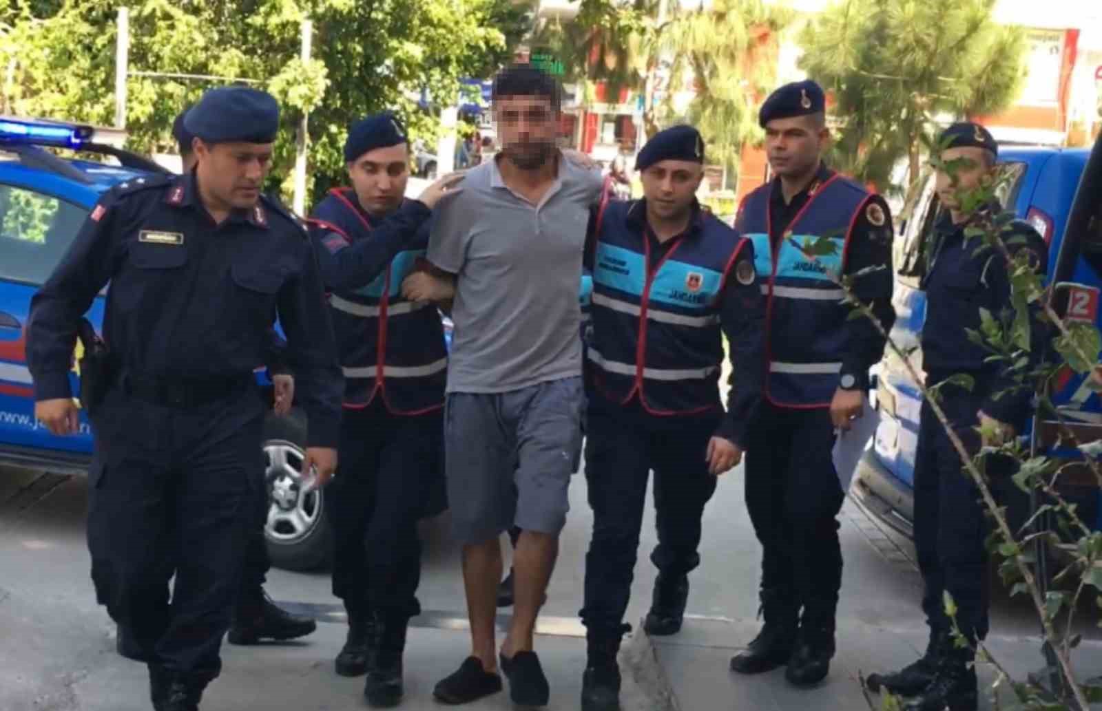 Mersin&rsquo;de 3 kişilik aileyi &ouml;ld&uuml;r&uuml;p yakan katil zanlısı cezaevinde intihar etti
