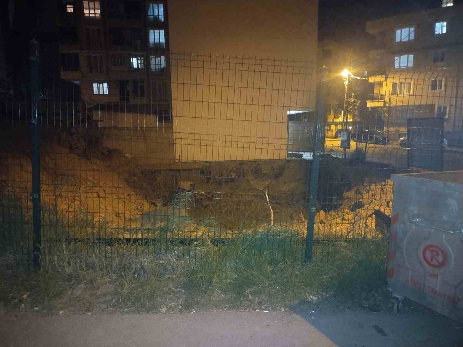 Çekmeköy’de temel kazısı sırasında istinat duvarı çöktü
